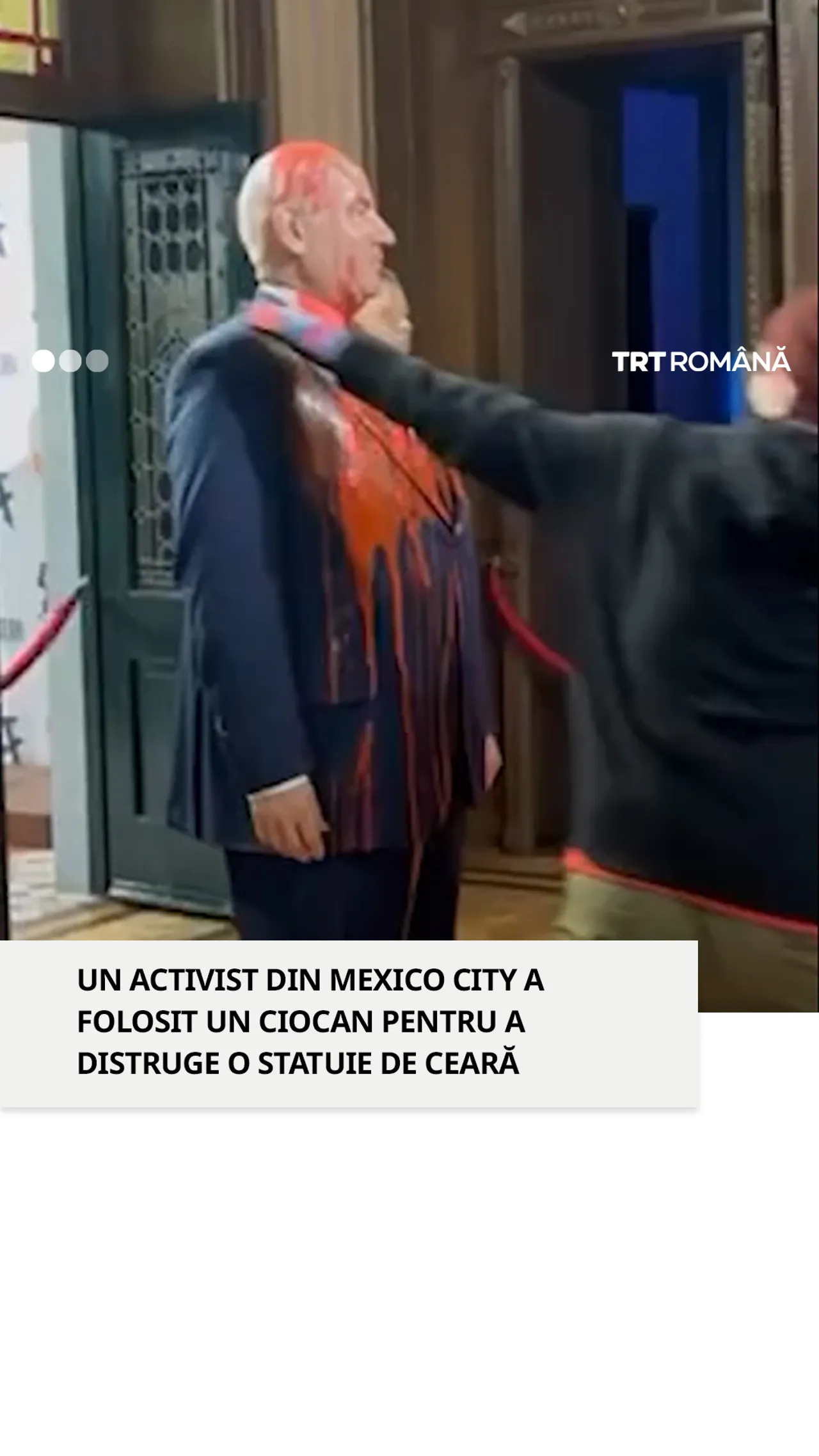 Un activist din Mexico City distruge statuia de ceară a lui Benjamin Netanyahu